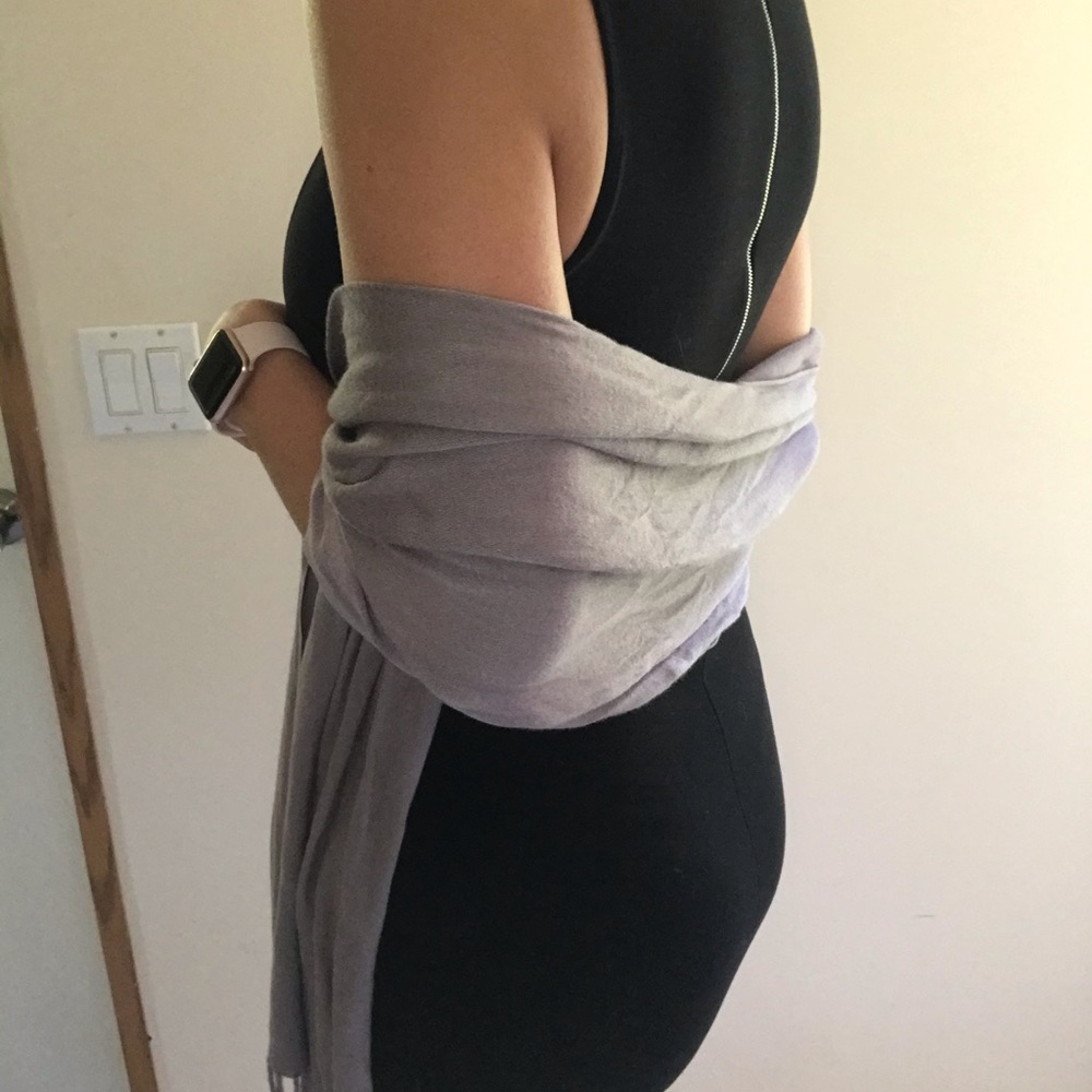SOLD! Grey scarf - Picture 3 of 5